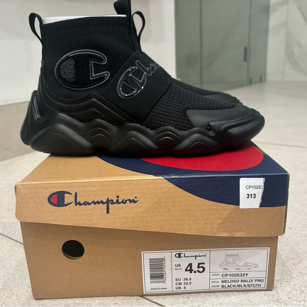 Champion Rally Pro Big Boys Size 4.5 *Brand New